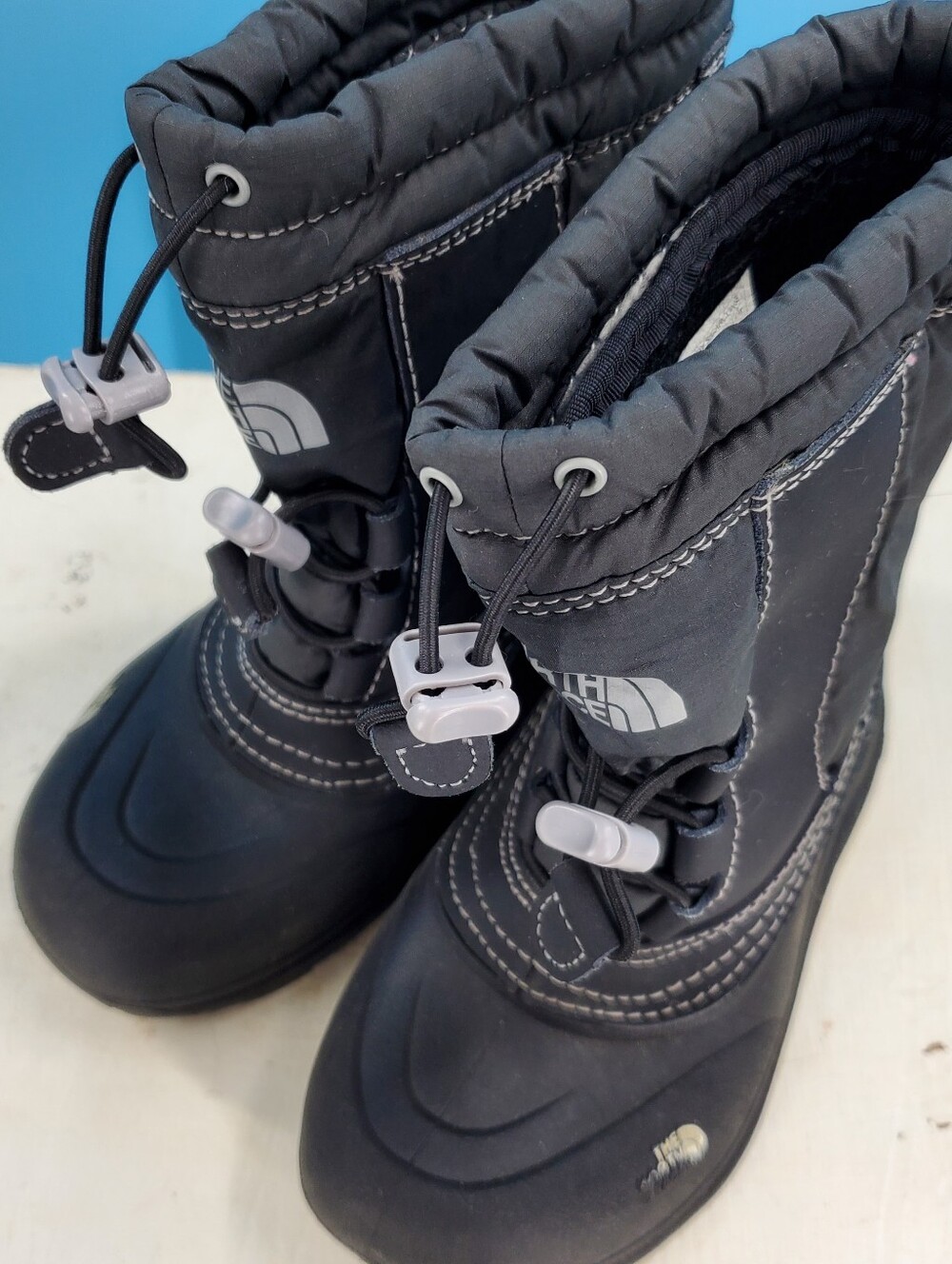 North Face boy's weatherproof snow boots 11